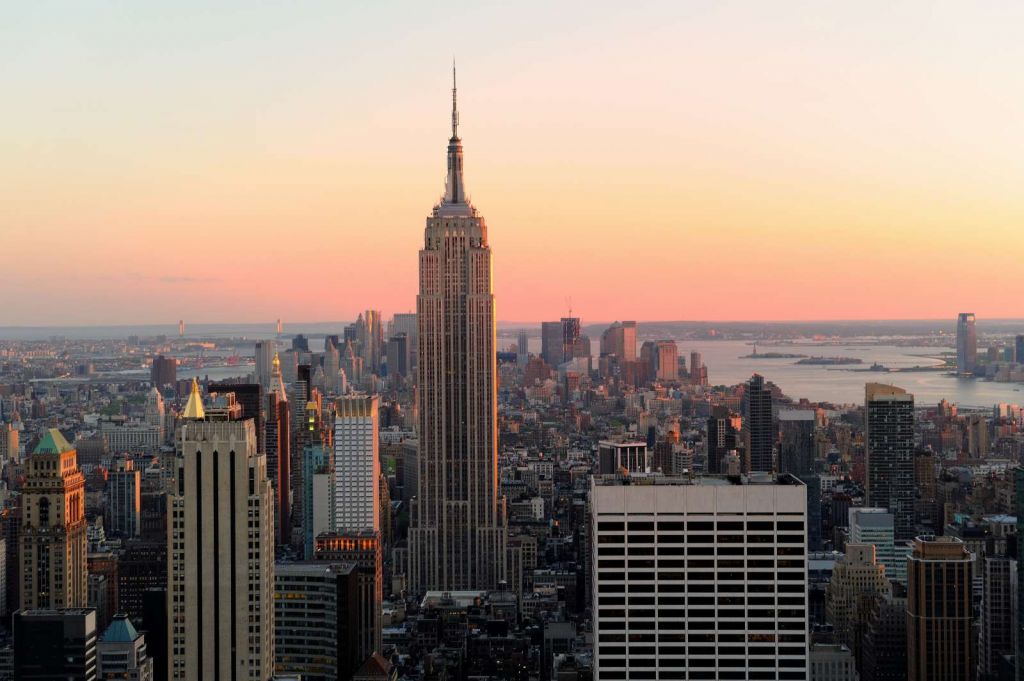De Skyline van New York bij zonsondergang