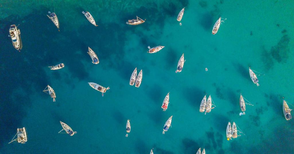 Droneshot van een groep verankerde boten