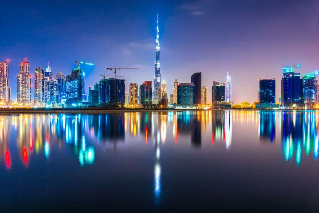 Dubai verlicht in de avond