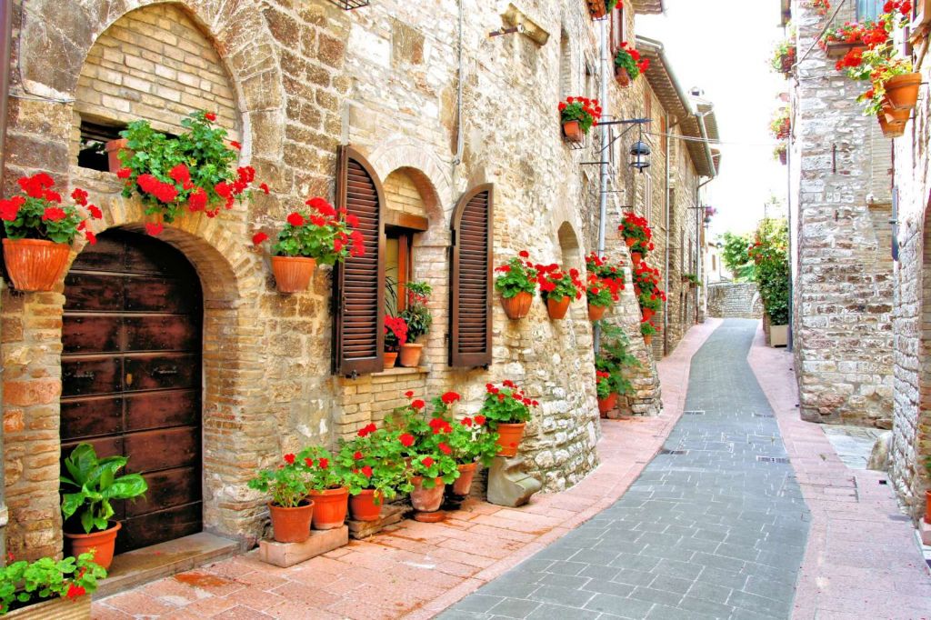 Italiaans straatje met veel bloemen