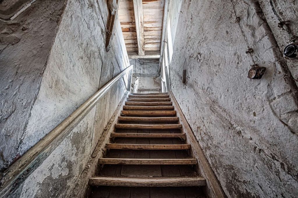 Oude trap in een verlaten huis