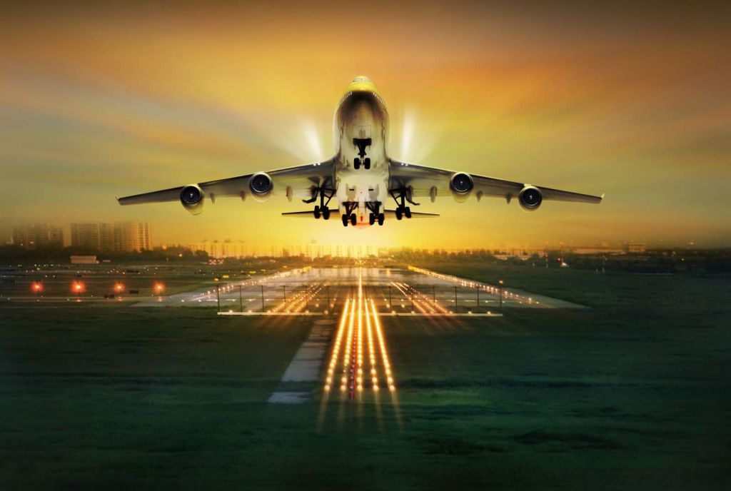 Passagiersvliegtuig stijgt op bij zonsondergang