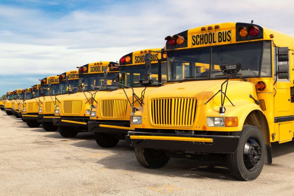 Rij met gele schoolbussen
