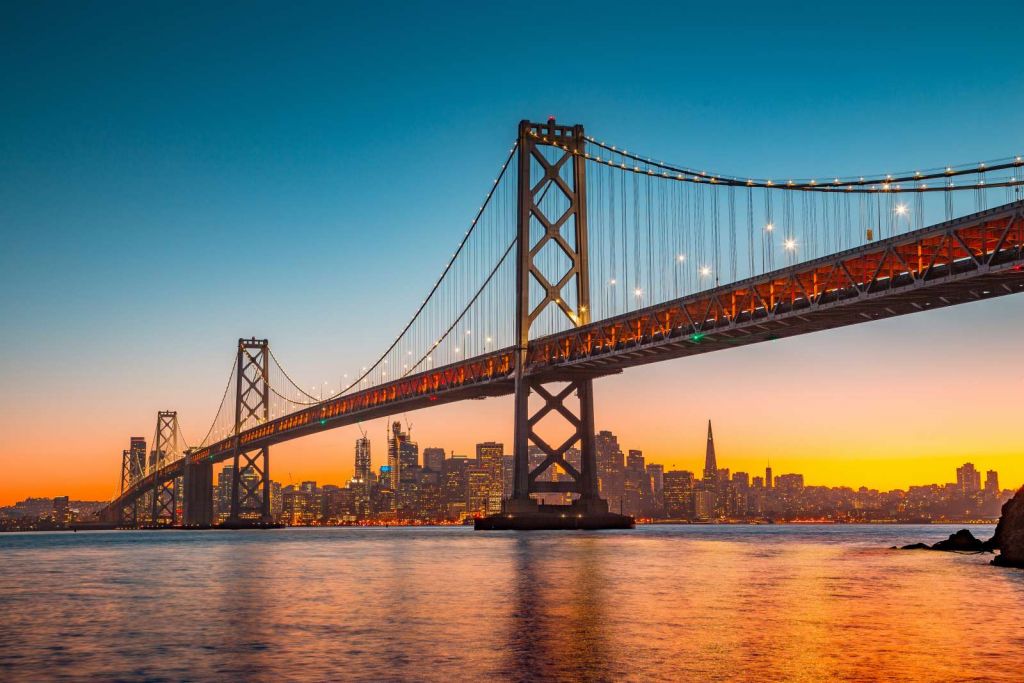 San Francisco-Oakland Bay Bridge in de avond