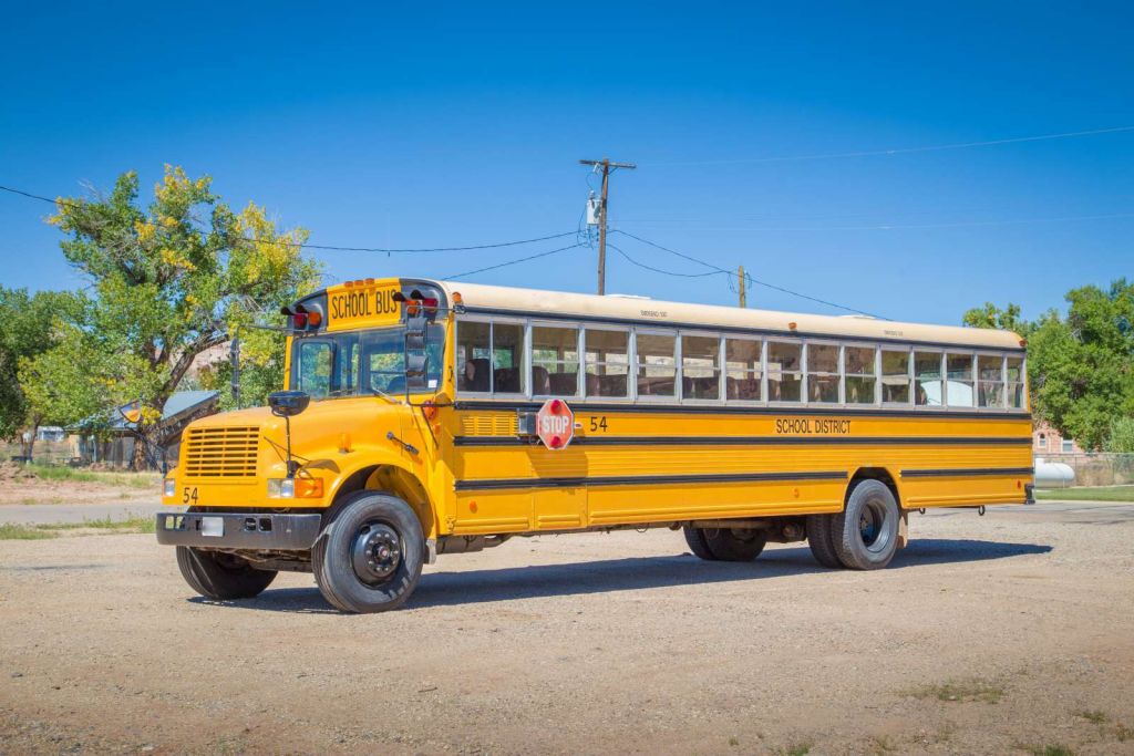 Traditionele gele schoolbus op een parkeerterrein